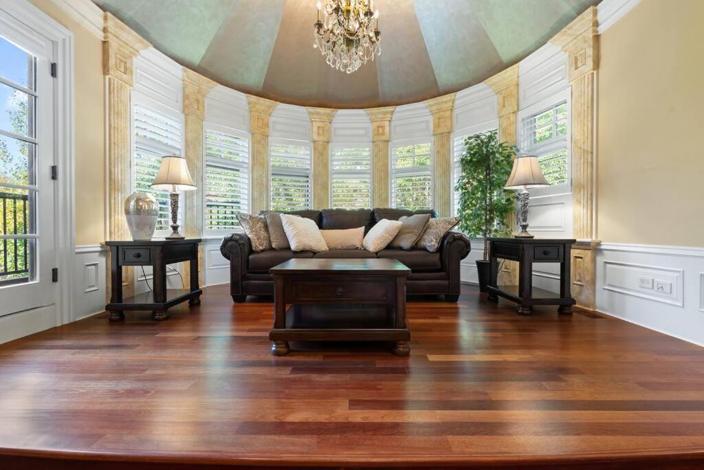 French Chateau W/Swim Spa & Theatre: 11,700 Sqft Κάλγκαρι Εξωτερικό φωτογραφία