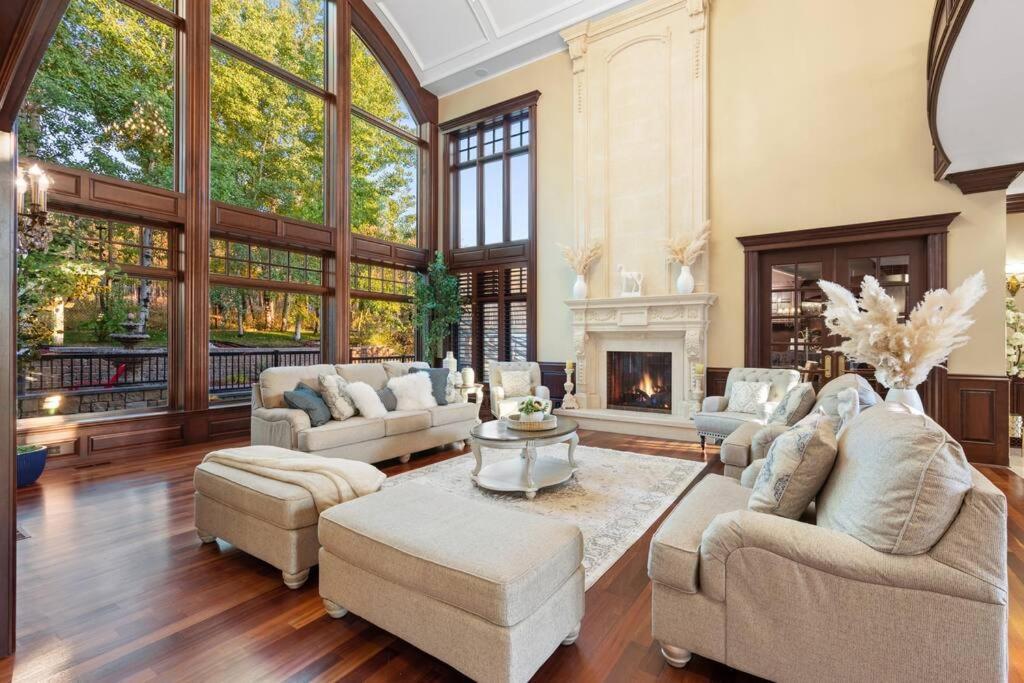 French Chateau W/Swim Spa & Theatre: 11,700 Sqft Κάλγκαρι Εξωτερικό φωτογραφία