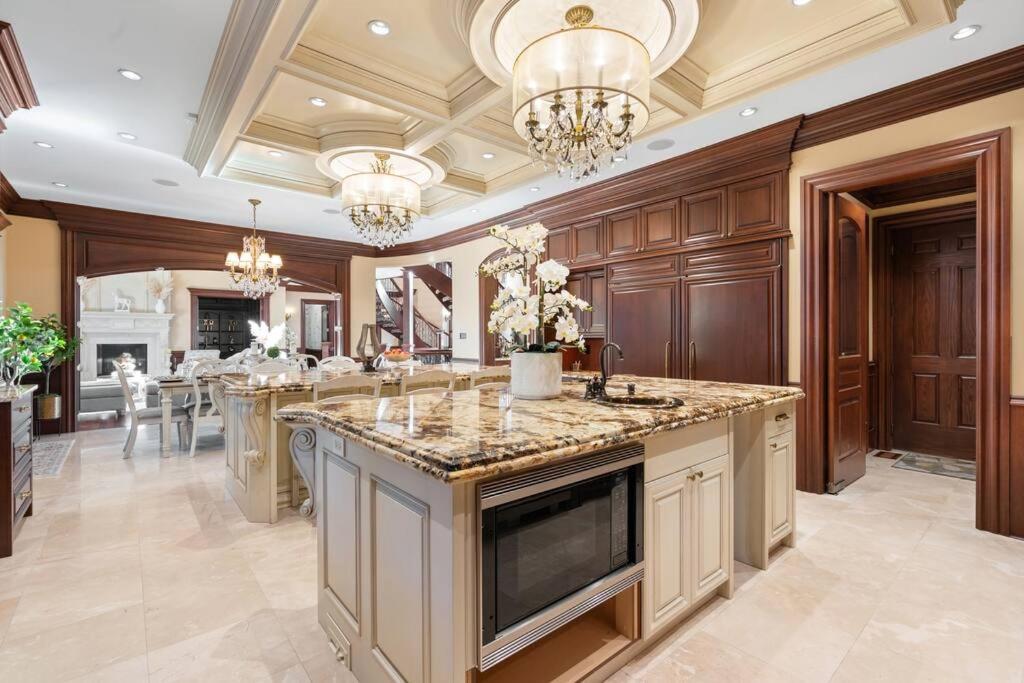 French Chateau W/Swim Spa & Theatre: 11,700 Sqft Κάλγκαρι Εξωτερικό φωτογραφία
