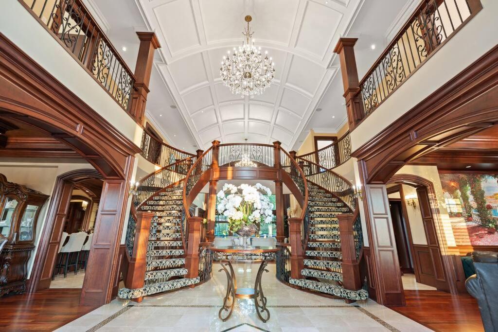 French Chateau W/Swim Spa & Theatre: 11,700 Sqft Κάλγκαρι Εξωτερικό φωτογραφία