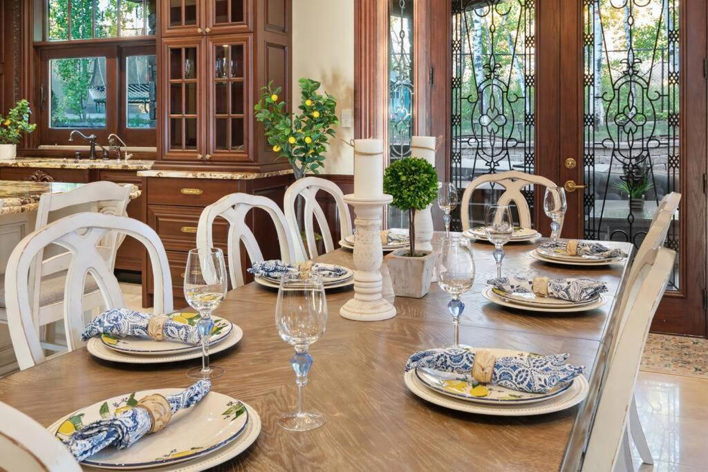 French Chateau W/Swim Spa & Theatre: 11,700 Sqft Κάλγκαρι Εξωτερικό φωτογραφία