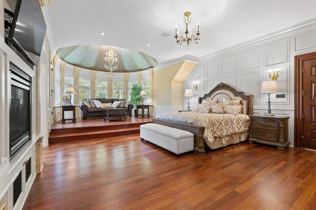 French Chateau W/Swim Spa & Theatre: 11,700 Sqft Κάλγκαρι Εξωτερικό φωτογραφία