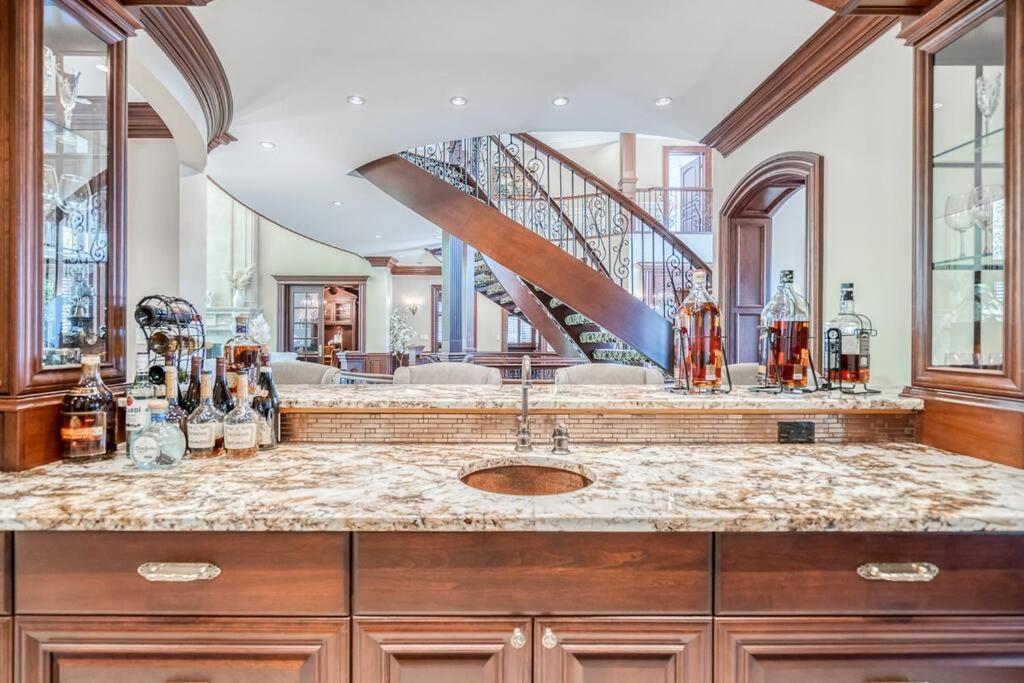 French Chateau W/Swim Spa & Theatre: 11,700 Sqft Κάλγκαρι Εξωτερικό φωτογραφία