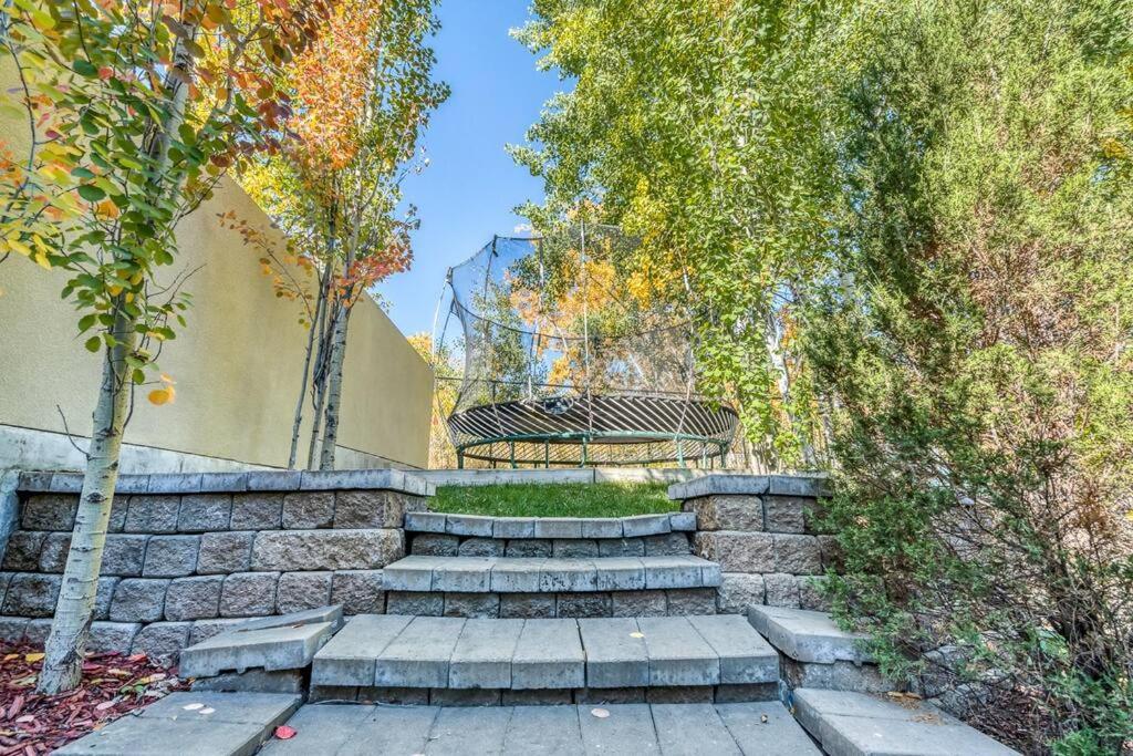 French Chateau W/Swim Spa & Theatre: 11,700 Sqft Κάλγκαρι Εξωτερικό φωτογραφία