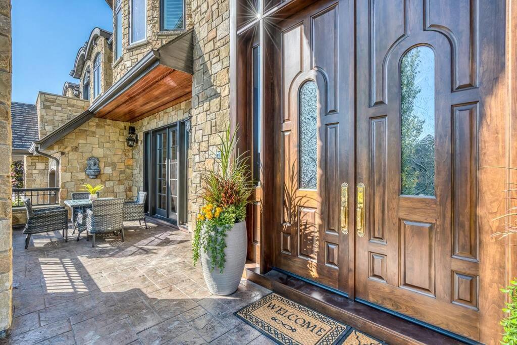 French Chateau W/Swim Spa & Theatre: 11,700 Sqft Κάλγκαρι Εξωτερικό φωτογραφία