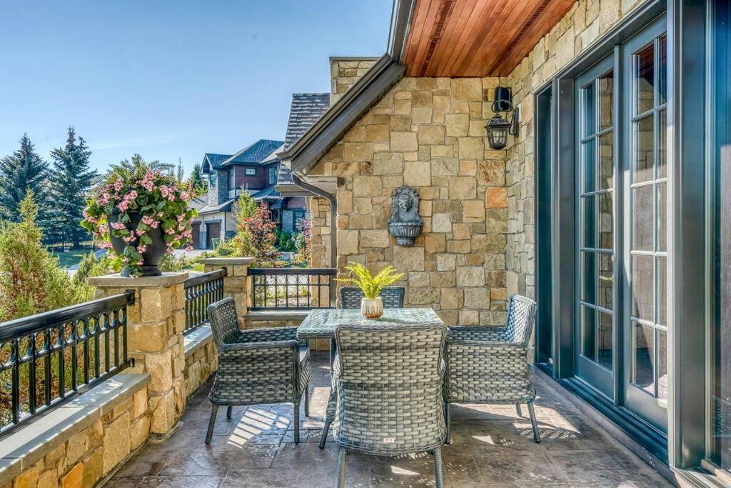 French Chateau W/Swim Spa & Theatre: 11,700 Sqft Κάλγκαρι Εξωτερικό φωτογραφία