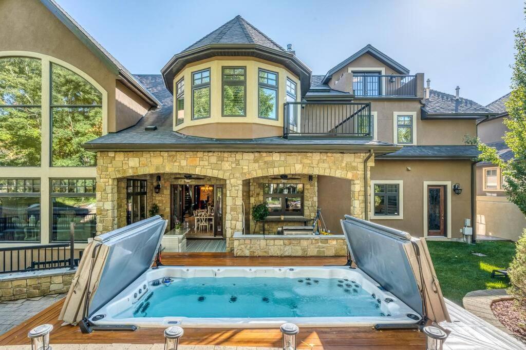 French Chateau W/Swim Spa & Theatre: 11,700 Sqft Κάλγκαρι Εξωτερικό φωτογραφία