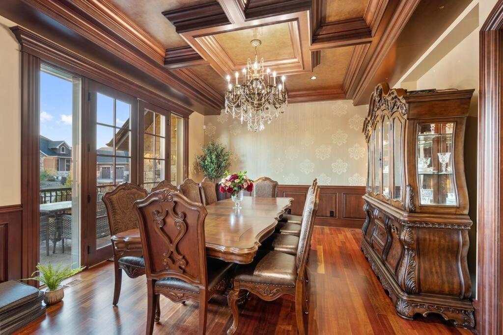 French Chateau W/Swim Spa & Theatre: 11,700 Sqft Κάλγκαρι Εξωτερικό φωτογραφία