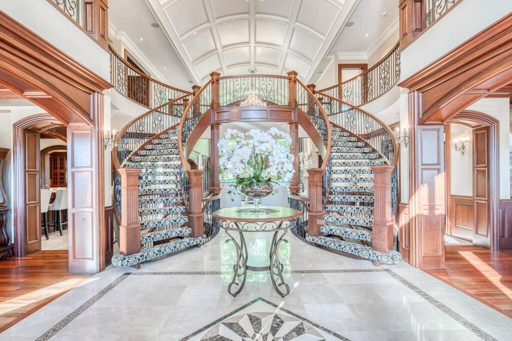 French Chateau W/Swim Spa & Theatre: 11,700 Sqft Κάλγκαρι Εξωτερικό φωτογραφία